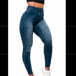 Fit jeans: CONTOUR V2 HIGH WAISTED
AZURE BLUE